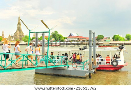 BANGKOK-DEC 9:Unidentified people get into ferry to transit across Chao Phraya river to Wat Arun, Bangkok landmark found before 17th Century, on December 9, 2014 in Bangkok, Thailand.