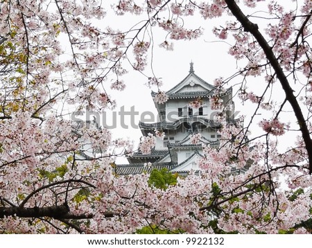 Himeji Castle near Kobe in Japan is probably the most beautiful and most famous of all Japanese Castles. As example of Japanese medieval castle architecture, it became world heritage.