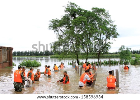 LUANNAN - AUG 4:Chinese armed police soldiers flood fighting and emergency rescues on August 4, 2012, Luannan, Hebei, China.