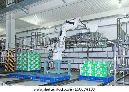 Luannan County, May 15: Mechanical arm operation site in Mengniu Dairy Company production line packaging workshop, Luannan County, Hebei Province, China