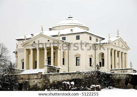 The villa rotonda in a layer of fresh snow...