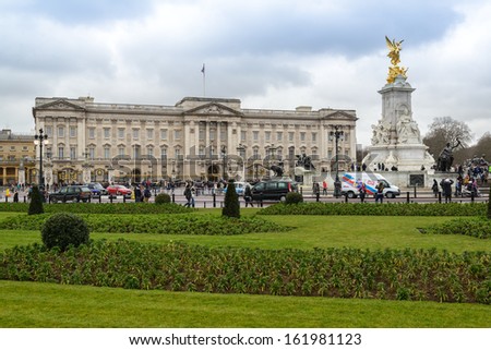 LONDON - MAY 1: Tourists visit Buckingham Palace on May 1, 2013 in London, England. Buckingham Palace has served as the official London residence of Britain\'s sovereigns since 1837.