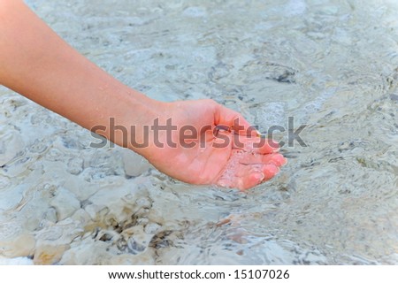womanÂ´s hand in the water