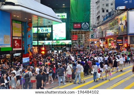 HONG KONG - MAY 17: Crowded market stalls in Ladies' Market, Mong Kok are in Hong Kong on May 17, 2014. It stretches one-kilometre with over 100 stalls of clothing, accessories and souvenirs.