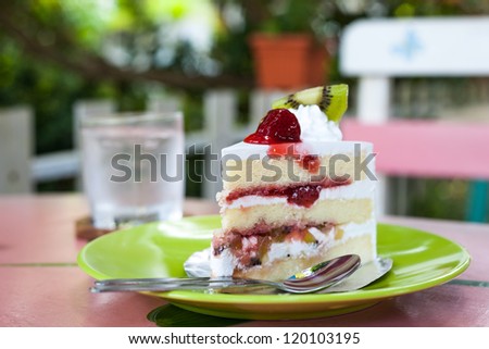 vanilla cake topping with white cream
