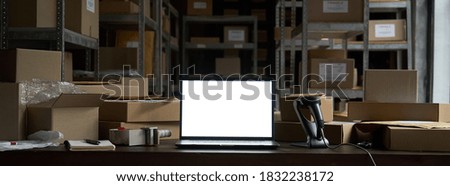 Online ecommerce store mockup, dropshipping business website concept. Table with laptop computer mock up blank white screen, shipping boxes, retail marketplace, warehouse delivery background, banner. Stockfoto © 