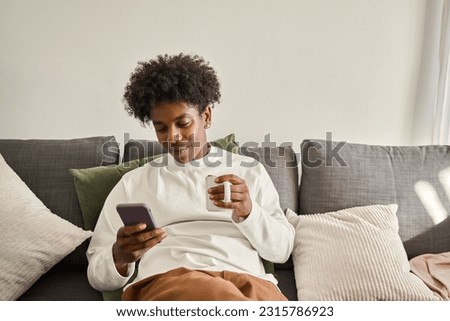 Similar – Foto Bild Afro-Jugendlicher, der ein Mobiltelefon benutzt.