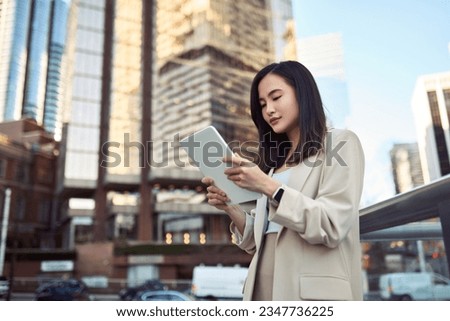 Similar – Foto Bild Asiatische Geschäftsfrau mit Tablet im Park