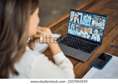 Similar – Foto Bild Geschäftsfrau mit Business-Videoanruf auf Laptop im Büro. Reife, vielbeschäftigte Frau, die aus der Ferne vom Büro aus arbeitet. Weiblicher Manager mit digitalen Geräten. Fernkommunikation. Videoanruf. Fernarbeit