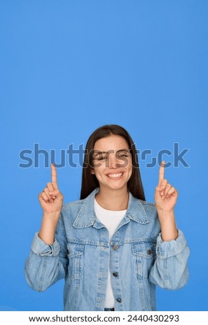 Foto Bild Junge Frau, Mädchen, Teenager geschminkt, lächelnd, vor rotem Hintergrund schaut nach vorn in die Kamera..