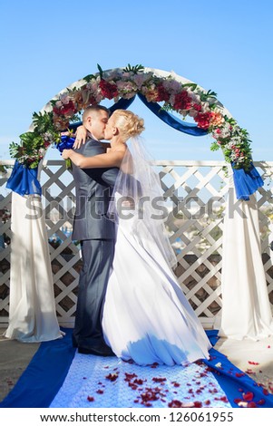 groom and bride with a bouquet, posing in their wedding day. Enjoy a moment of happiness and love.