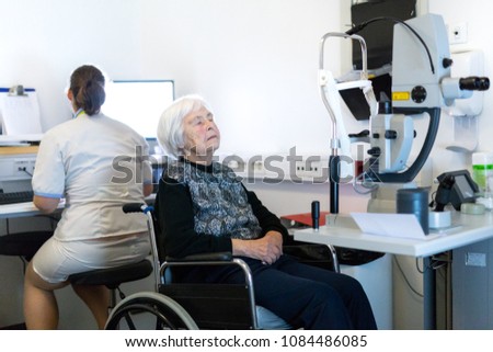 Foto Bild Ältere Frau, die in der Augenklinik auf eine Laseroperation vorbereitet wird.