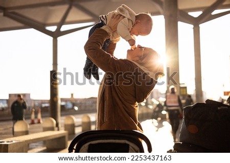 Foto Bild Spaziergänger in der Sonne mit Schatten