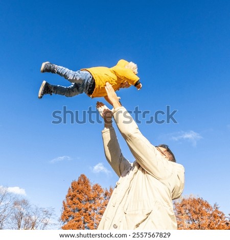 Similar – Foto Bild Junger Vater wirft sein Baby Tochter hoch in den Himmel im Park im Sommer Tag. Vatertag