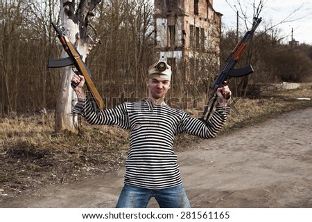 A crazy looking man with two guns