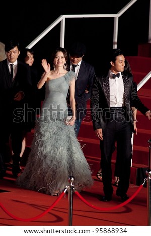 HUA HIN THAILAND - JANUARY 28: A group of Korean Super Stars walk down to greet fans during the red carpet night of 2012 Hua Hin International Film Festival on January 28, 2012, in Hua Hin, Thailand