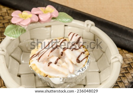 Image of sugar biscuit tart on brown sack background