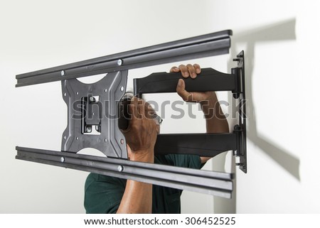 Installing mount TV on the wall at home