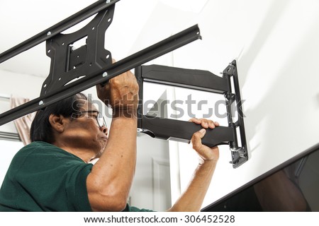 Installing mount TV on the wall at home
