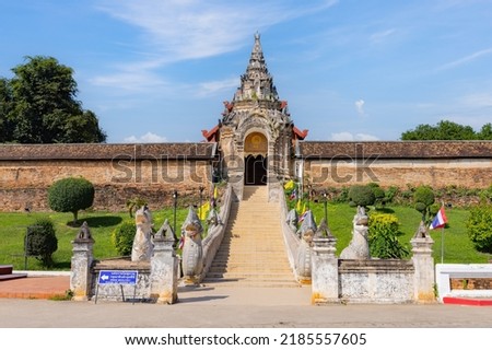 Wat Phra That Lampang Luang Temple. A landmark to visit in Lampang province, Northern of Thailand. This image include a sign of 'Dress impolitely, please get sarong here' and a sign of temple name Foto stock © 