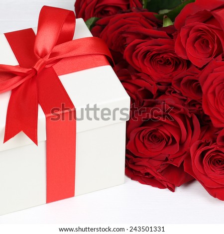 Present with roses flowers for birthday gifts, Valentine\'s or mother\'s day