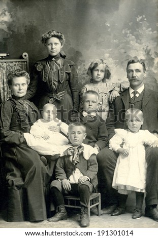 USA - MINNESOTA - CIRCA 1885 A vintage photo of a Victorian family. The parents are sitting with five children with one being a baby. This photo is from the Victorian era. CIRCA 1885