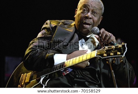 DENVER - AUGUST 13: 	BB KING legendary blues guitarist performs in concert August 13, 2002 at Fiddlers Green Amphitheater in Denver, CO.
