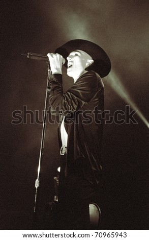 DENVER - NOVEMBER 2: Scott Weiland of the alternative rock band Stone Temple Pilots performs in concert November 2, 2000 at the Magnus Arena in Denver, CO.