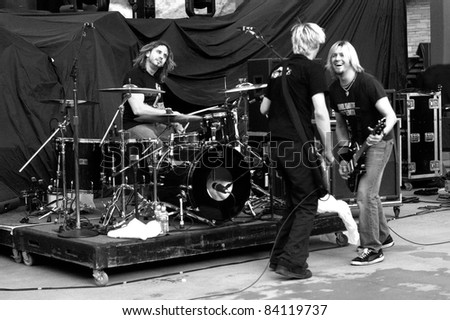 DENVER	JUNE 10:		Alternative Rock band Doubledrive performs in concert June 10, 2003 at Red Rocks Amphitheater in Denver, CO.