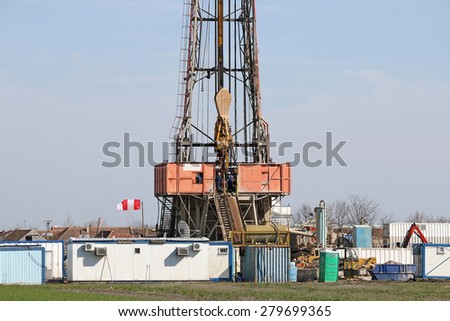 oil drilling rig with workers