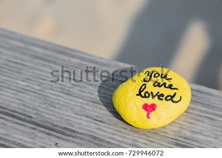 People create kindness rocks for others to find. This one was spotted at the beach. Foto stock © 