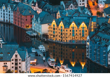 Foto Bild Alesund, Norwegen. Night View Of Moored Schiff in Alesund Insel. Sommer Morgen.