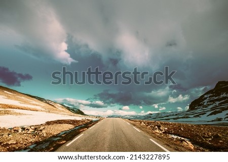 Foto Bild Aurlandsfjellet, Norwegen. Offene Straße Aurlandsfjellet. Scenic Route Straße im Sommer norwegischen Landschaft. Natürliches norwegisches Wahrzeichen und beliebtes Reiseziel