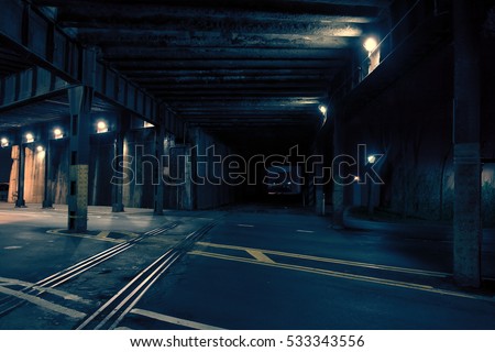 Foto Bild Unterführung einer alten Brücke, Paar mit Hund bewegen sich mit Unschärfe