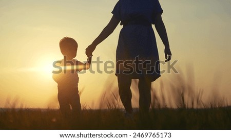 Similar – Foto Bild Baby schaut auf Sonnenuntergang