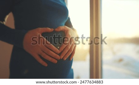 Similar – Foto Bild Baby schaut auf Sonnenuntergang