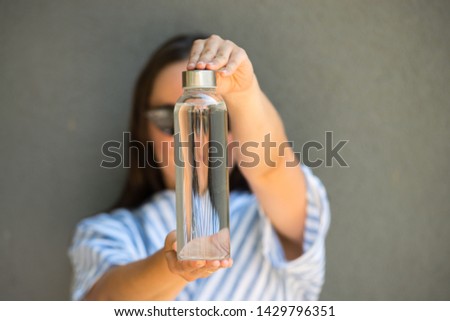 Similar – Foto Bild Nachfüllbare Klarglasflasche mit Pinselkappe auf rosa, harten Schatten. Nagelprodukt Mockup