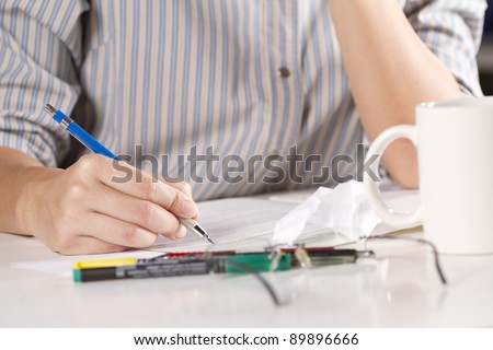 make agenda, secretary write the agenda with a piece of crushed paper on desk.