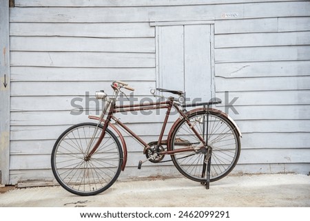 Similar – Foto Bild Ein altes Fahrrad auf einem dunklen Mauerhintergrund