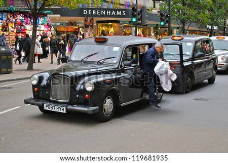 LONDON - NOVEMBER 9 : A London Taxi or \'Black Cab\' in Piccadilly on November 9, 2012 in London, UK. All London cabs undergo a strict annual mechanical test before they are allowed to ply for hire.