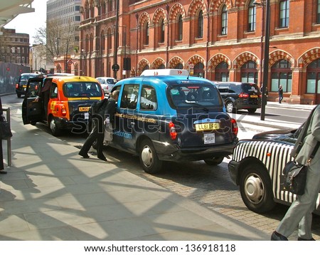 LONDON - APRIL 29 : A London Taxi or \'Black Cab\' at St. Pancras Int\'l on April 29, 2013 in London, UK. All London cabs undergo a strict annual mechanical test before they are allowed to ply for hire.