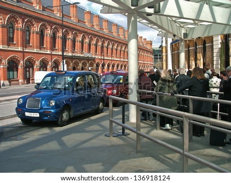 LONDON - APRIL 29 : A London Taxi or \'Black Cab\' in Piccadilly on April 29, 2013 in London, UK. All London cabs undergo a strict annual mechanical test before they are allowed to ply for hire.