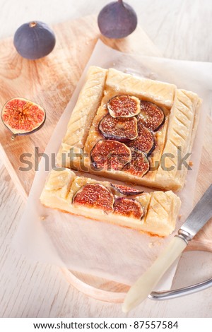 Gourmet puff pastry tart with figs, cheese and honey