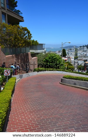 SAN FRANCISCO - JULY 13: The world\'s most crooked street, Lombard Street, on July 13, 2013 in San Francisco, CA. Lombard Street is famous for its eight switchback turns.
