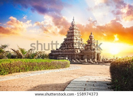 Shore temple at sunset sky in Mamallapuram, Tamil Nadu, India 商業照片 © 