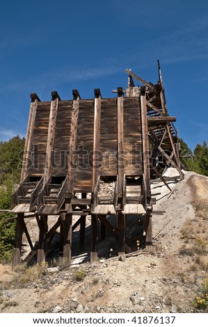 From 1880 to 1941 the Comet Mine produced ore including gold, silver, lead, zinc, and copper.
