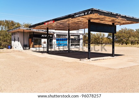 Out of business automotive repair shop and gas station on Route 66