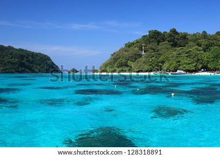 Rock Island is a beautiful island in the Andaman Sea. Rock Island  is in charge of the Koh Lanta National Park