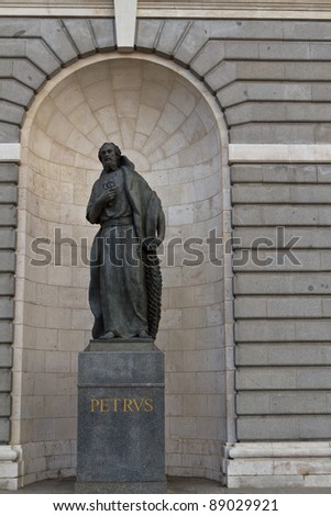 A statue of simon, Jesus\' disciple, outside the cathedral of Madrid