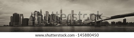 Panoramic view of Manhattan Bridge and skyline in New York City.